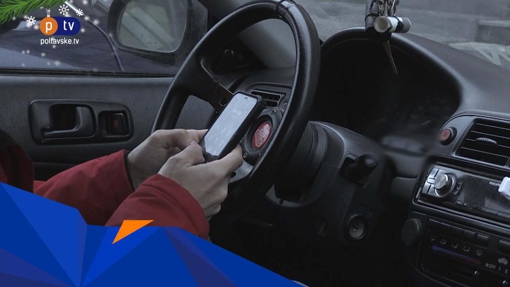 За користування мобільним під час керування автівкою, торік оштрафували 56 водіїв