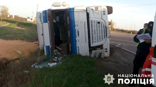 На Полтавщині перекинулася вантажівка із зерном: водій був п'яним