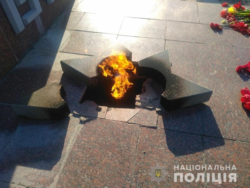 У Полтавській області повідомили про підозру жінці, яка пошкодила пам'ятник воїнам Другої світової війни