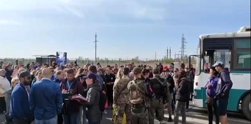 Російські окупанти депортують українців із Маріуполя до рф. ВІДЕО