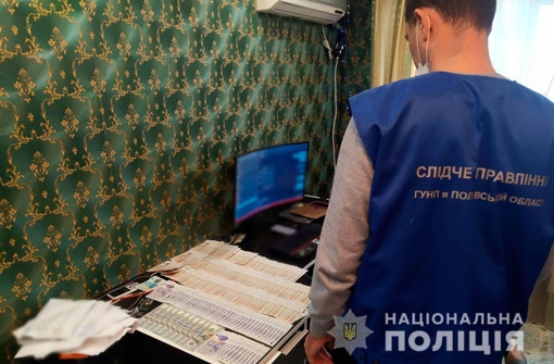 Викрили жителів Полтавщини, які ошукували людей через фіктивні онлайн магазини