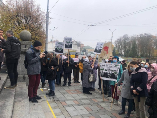 У Полтаві біля міськради мітингують проти будівництва нового будинку. ФОТО. ВІДЕО