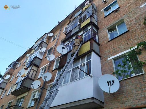 На Полтавщині рятувальники зняли з балкона дитину, яка залишилася сама вдома