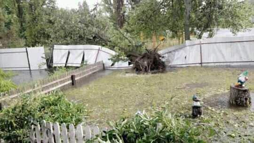 У Полтавській області сильний вітер та злива пошкодили дахи будівель. ФОТО