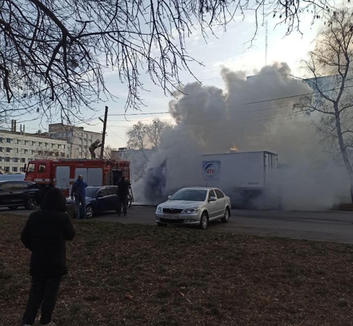 У Полтаві біля Павленківської площі загорілася вантажівка, рух тимчасово перекрили. ФОТО. ВІДЕО