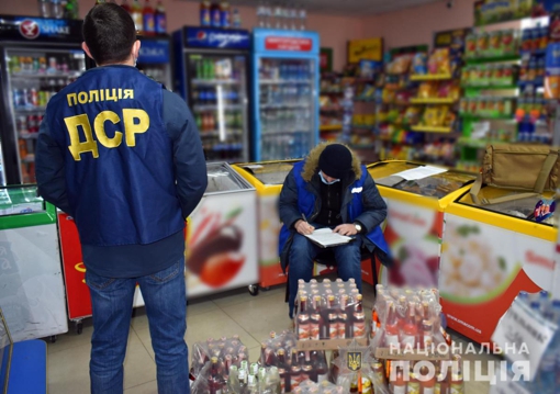 На Полтавщині у кількох магазинах вилучили нелегальний алкоголь. ВІДЕО