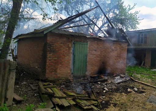 На Полтавщині рятувальники кілька годин гасили пожежу в господарчій будівлі