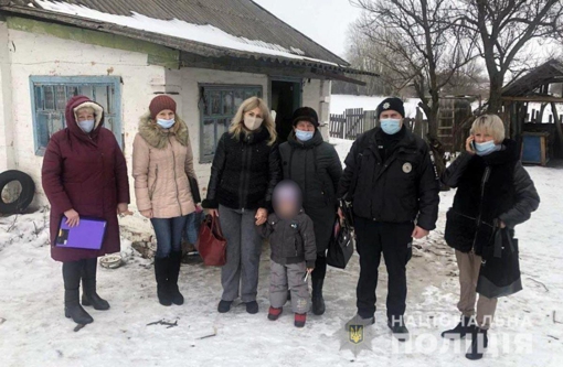 На Полтавщині жінка залишила п’ятирічну доньку в неопалюваному будинку і поїхала в Київ