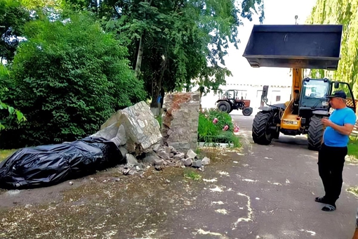 На Полтавщині демонтували пам’ятник Максіма Горького