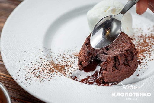 Вишуканий французький десерт на український манер: шоколадний фондан від Євгена Клопотенка