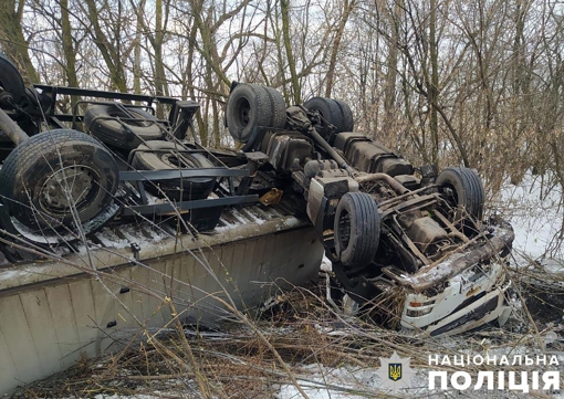 У Полтавській області вантажівка з'їхала у кювет та перекинулася: є загиблий