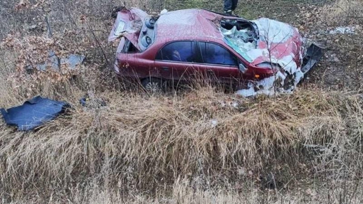 На Полтавщині п'яний водій легковика з'їхав у кювет: автомобіль перекинувся та загорівся