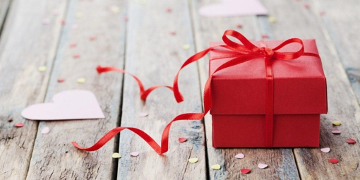 Аксесуари та солодощі: найпопулярніші подарунки до Дня закоханих