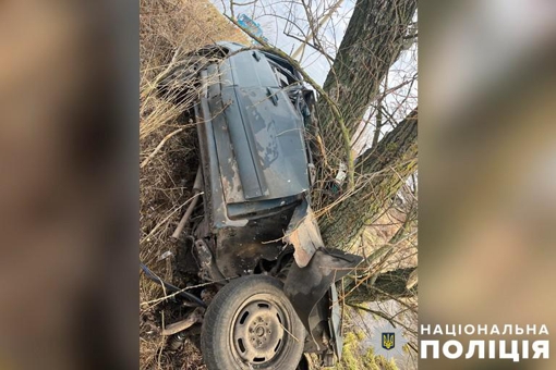 На Полтавщині легковик врізався в дерево: загинули 21-річний та 20-річний чоловіки