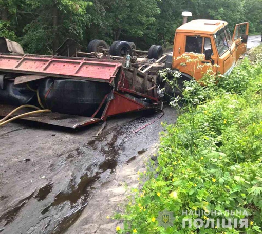 На Полтавщині перекинулась вантажівка, внаслідок цього в річку потрапили мінеральні добрива