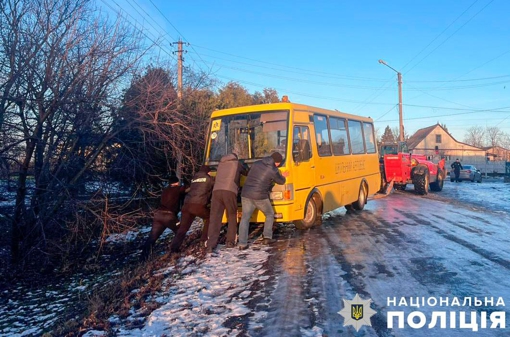 На Полтавщині через ожеледицю шкільний автобус знесло з дороги