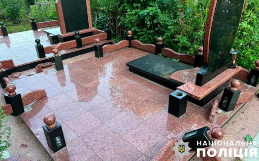 У Полтаві невідомий пошкодив кілька пам'ятників на кладовищі