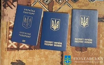 32-річну жительку Кременчука підозрюють у продажі підроблених документів