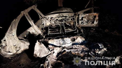 На Полтавщині легковик в’їхав в електроопору і загорівся, водій з місця ДТП зник