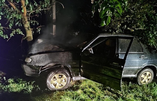 У Полтавській області п'яна водійка врізалась в електроопору, після цього легковик загорівся