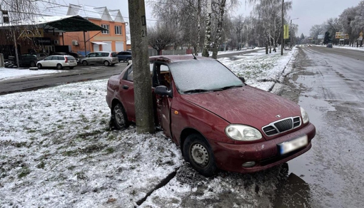 На Полтавщині легковик врізався в електроопору: 28-річна жінка зазнала поранень