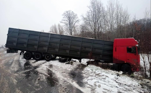 У Полтавській області вантажівка з’їхала в кювет