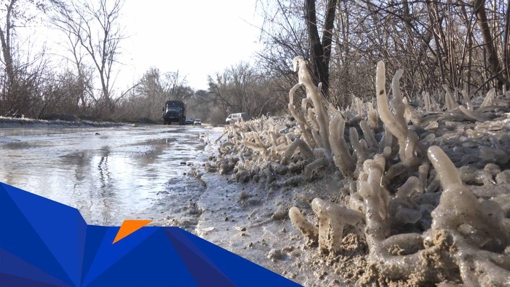 Через витік води, дорога на Яківцях перетворилася на ковзанку