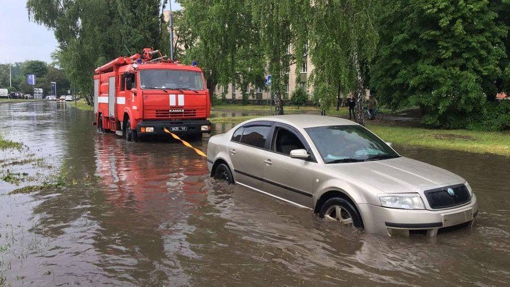 У Полтаві надзвичайники діставали автівки з води після зливи. ФОТО. ВІДЕО