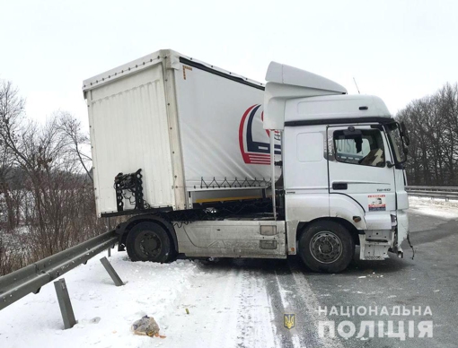 На трасі Київ – Харків вантажівка в’їхала у відбійник