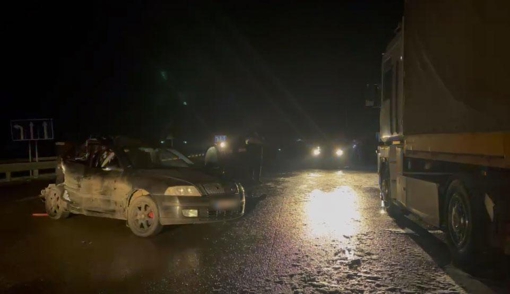 На трасі Київ – Харків легковик в'їхав у припарковану вантажівку: 30-річний чоловік загинув