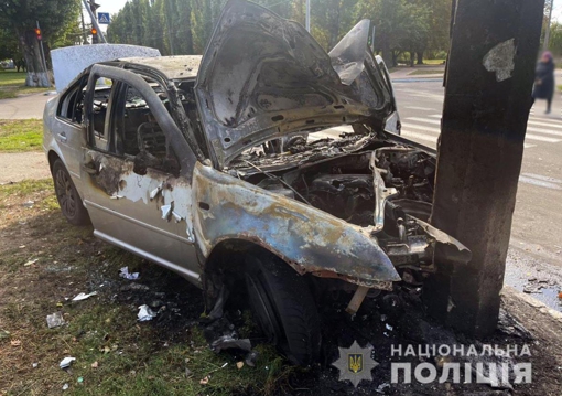 ДТП на Полтавщині: один з легковиків в’їхав в електроопору та загорівся