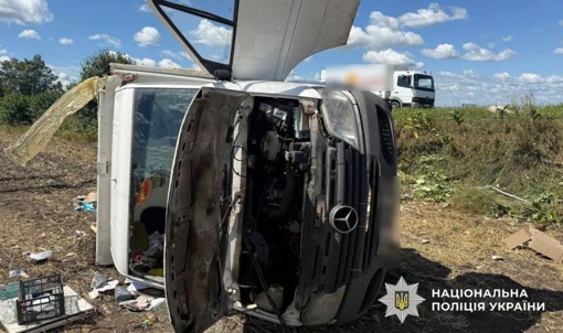 На Полтавщині водійка мікроавтобуса вилетіла з дороги й транспортний засіб перекинувся