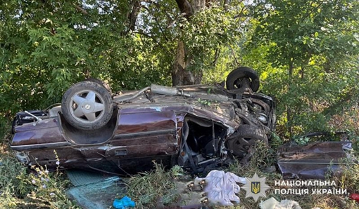 На Полтавщині легковик вилетів з дороги та перекинувся: є загиблий