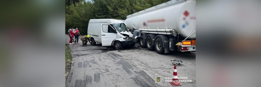 На Полтавщині зіткнулися мікроавтобус та вантажівка: є травмовані