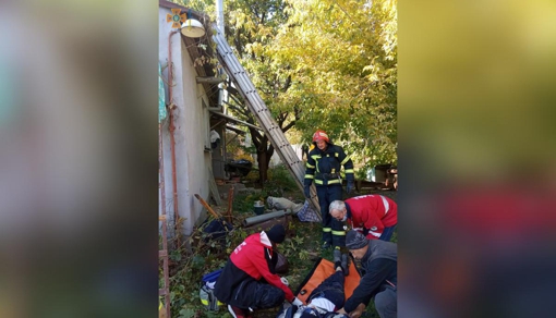 У Полтаві рятувальники зняли з даху будинку чоловіка, який знепритомнів
