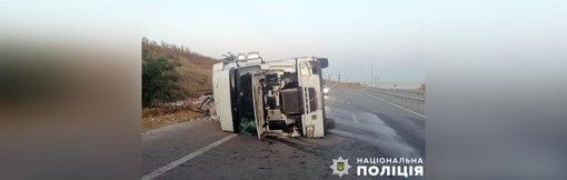 На Полтавщині перекинулась вантажівка: двох людей деблокували