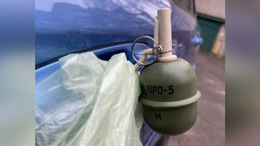 На Полтавщині чоловік знайшов гранату прикріплену до його машини
