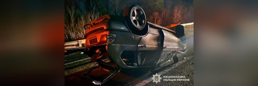 На трасі Київ – Харків водій автомобіля врізався у відбійник та перекинувся: троє людей поранені