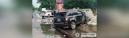 У Полтавській області зіткнулися автомобілі, після цього один з них врізався в паркан