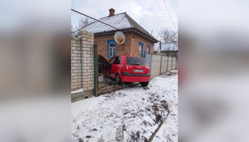 На Полтавщині нетвереза водійка автомобілем в'їхала у паркан житлового будинку
