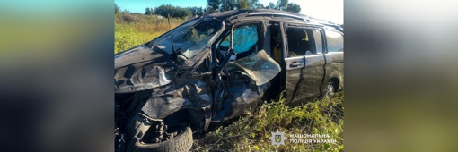 На Полтавщині автомобіль з’їхав з дороги у земляний рів та перекинувся: є поранена