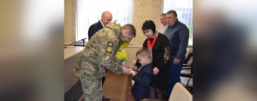 На Полтавщині рідним полеглого воїна передали його орден "За мужність"