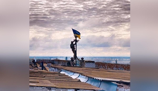 Військовий із Полтавщини підняв прапор над звільненим селищем у Херсонській області