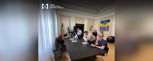 Провели обшуки у міськраді й повідомили про підозри двом посадовцям