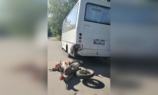 На Полтавщині на зупинці громадського транспорту мотоцикліст в'їхав в автобус