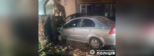 На Полтавщині 21-річна п'яна водійка легковика в'їхала в будинок: є поранені