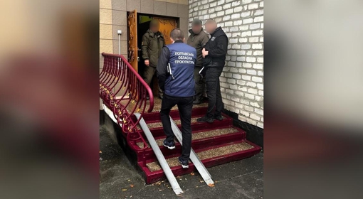 На Полтавщині поліціянт за гроші приніс затриманому канабіс та амфетамін у пачці від цигарок