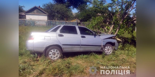 На Полтавщині авто врізалося в дерево: неповнолітній отримав поранення