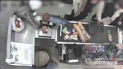 На Полтавщині жінка розрахувалася за товар у супермаркеті викраденою з каси готівкою. ВІДЕО