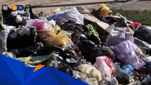 На вулиці Патріарха Мстислава місцеві лишають купи сміття попід будинками